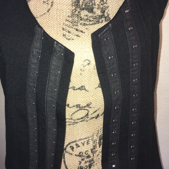 Sleek VPL eye hook vest - Picture 3 of 8